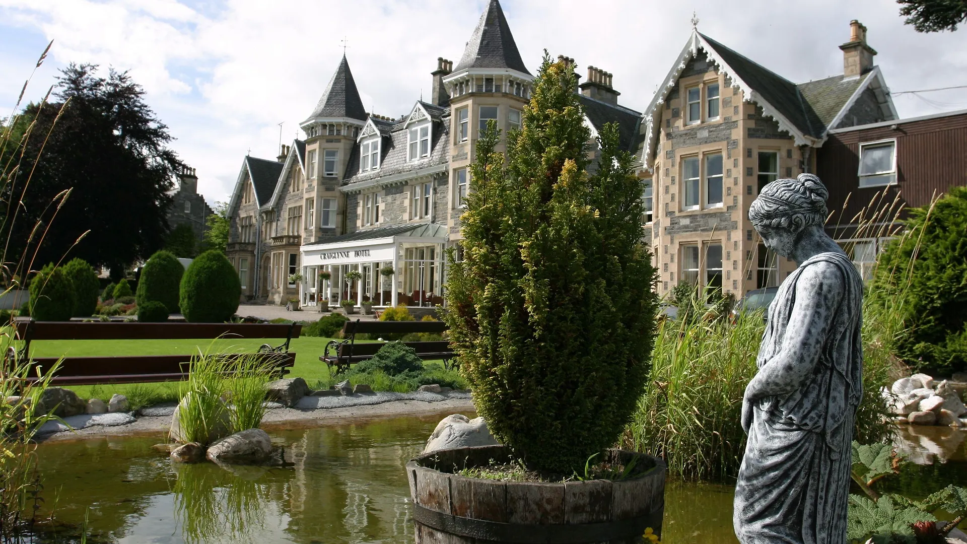 Where to Stay Near Abernethy Golf Club: 4 Budget Hotels