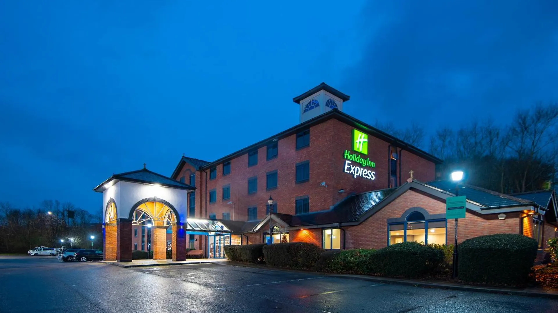 4 Top-Rated Hotels Close to Stafford Castle Golf Club