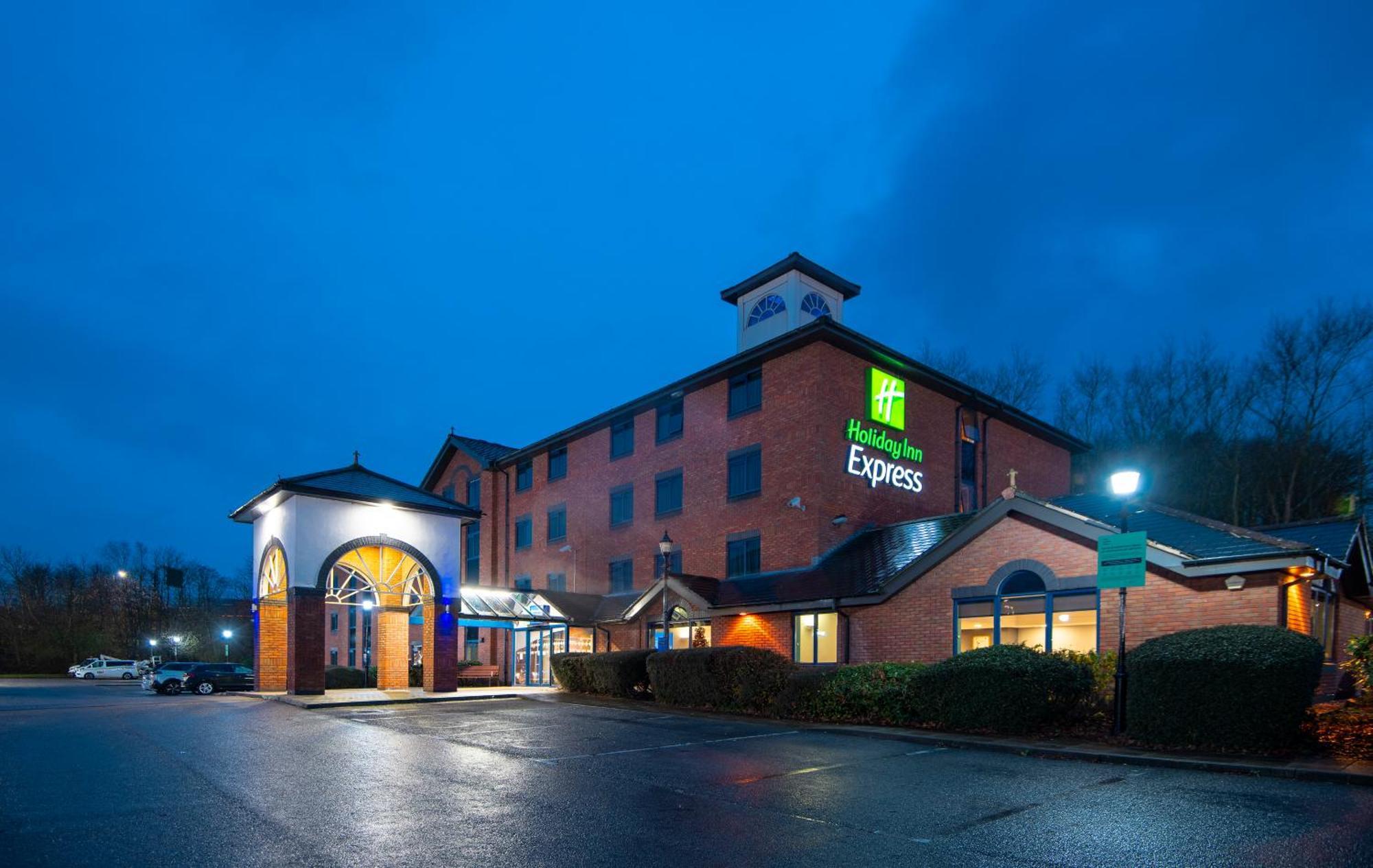 4 Top-Rated Hotels Close to Stafford Castle Golf Club