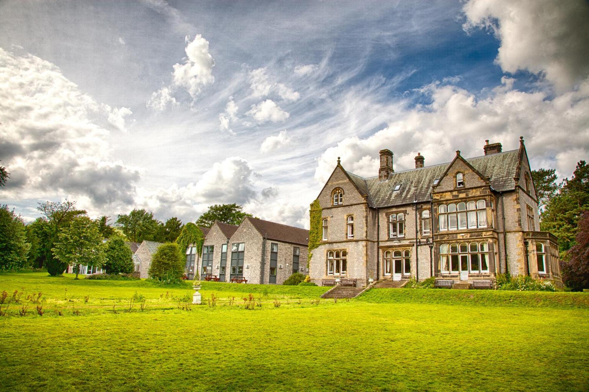 5 Smart Central Hotels Near Blue John Cavern Worth Booking
